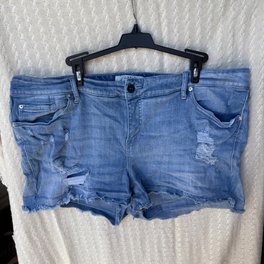 Torrid distressed denim jean shorts sz 22 light medium wash stretch